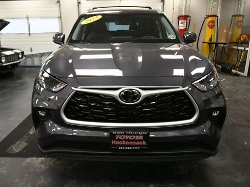 Used 2023 Toyota Highlander XLE image 2