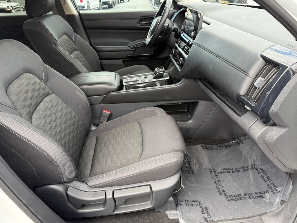 Used 2025 Nissan Pathfinder SV FWD image 16