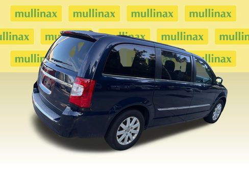 Used 2016 Chrysler Town & Country Touring FWD image 4
