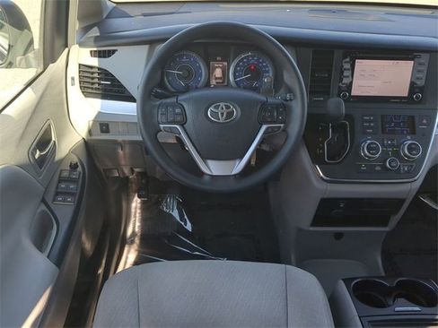Used 2018 Toyota Sienna LE image 16