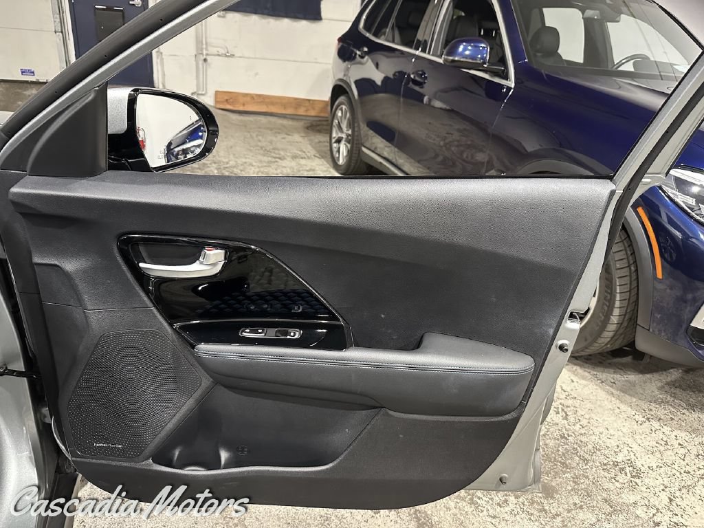 Used 2019 Kia Niro EX Premium w/ Cold Weather Package 1.0 FWD image 26