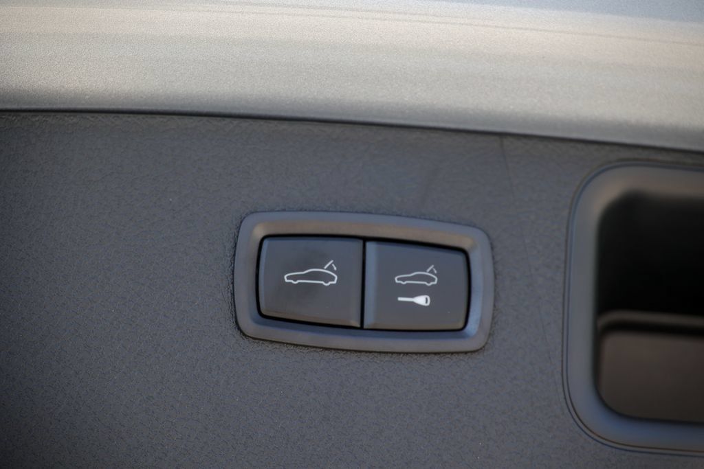 Certified 2026 Porsche Macan AWD/4WD image 32