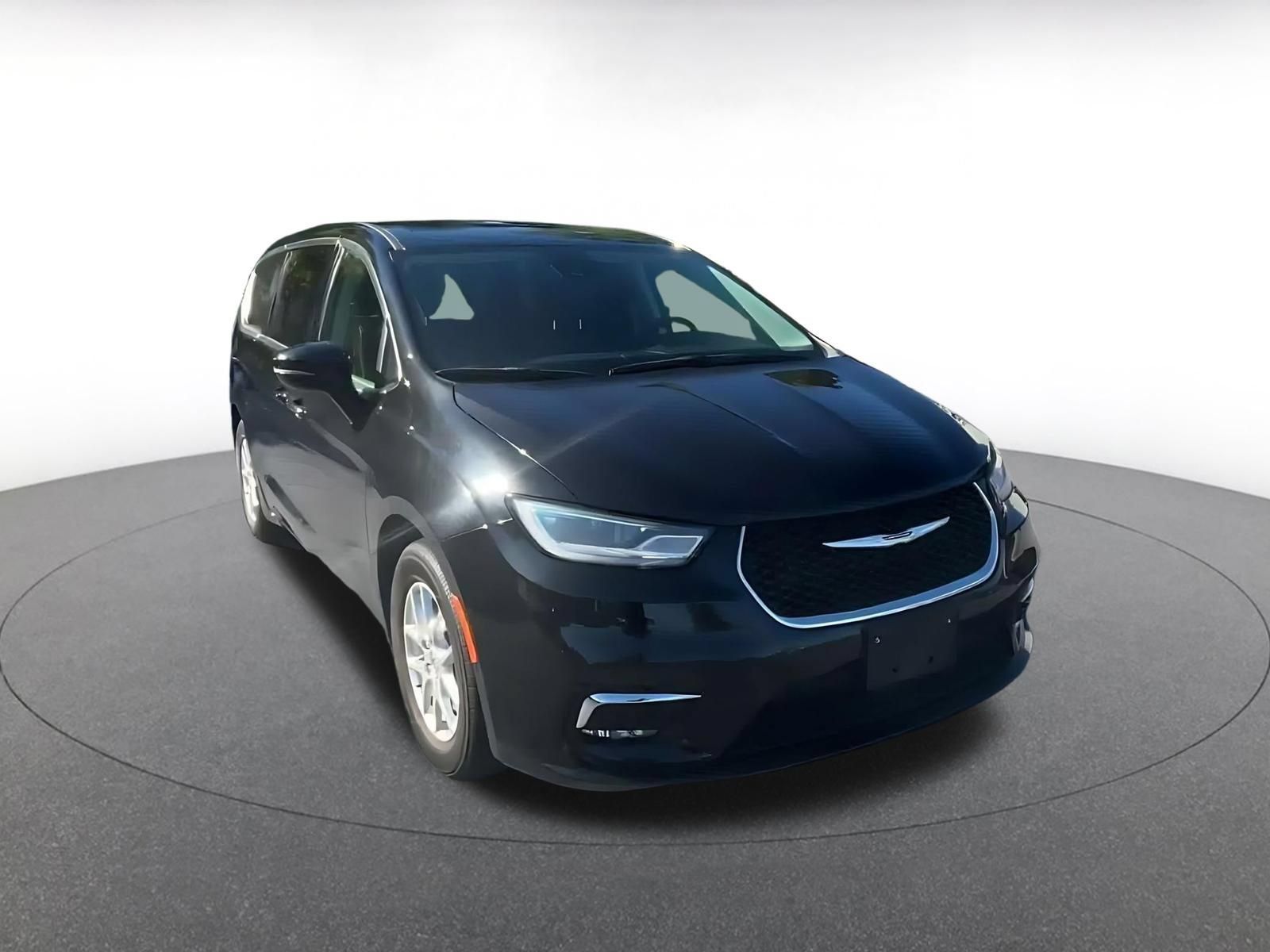 Used 2024 Chrysler Pacifica Touring-L FWD image 3