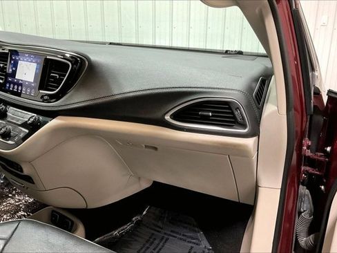 Used 2018 Chrysler Pacifica Limited FWD image 16