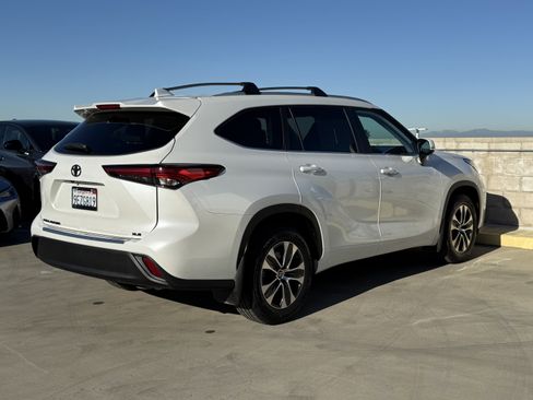 Used 2023 Toyota Highlander XLE image 11