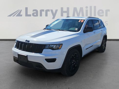 Used 2019 Jeep Grand Cherokee Laredo image 1