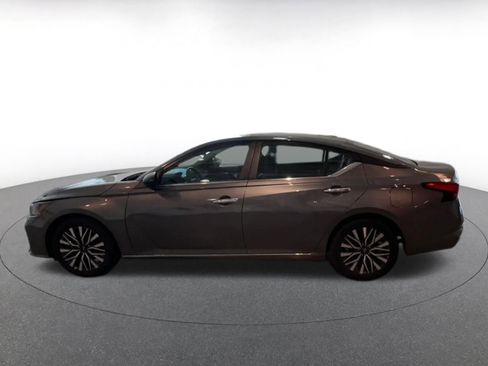 Used 2025 Nissan Altima 2.5 SV FWD image 7
