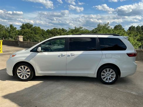 Used 2017 Toyota Sienna XLE Premium AWD/4WD image 3