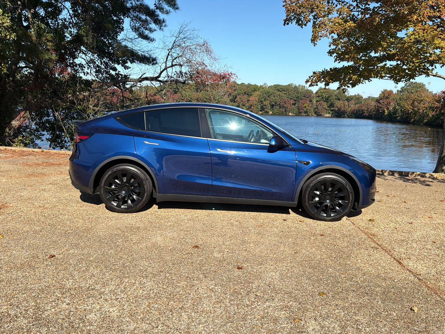 Used 2022 Tesla Model Y Long Range AWD/4WD image 3