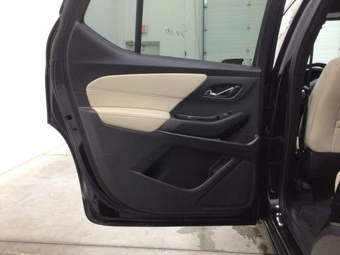 Used 2023 Chevrolet Traverse LT image 18