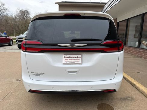 Used 2025 Chrysler Pacifica Select image 27