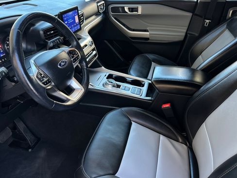 Used 2022 Ford Explorer XLT w/ Equipment Group 202A image 9