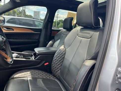 Used 2023 Jeep Grand Cherokee Summit AWD/4WD image 3