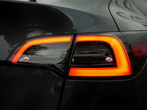 Used 2024 Tesla Model Y 2WD image 22