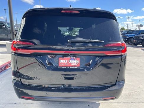 New 2026 Chrysler Pacifica Select w/ S Appearance Package image 4