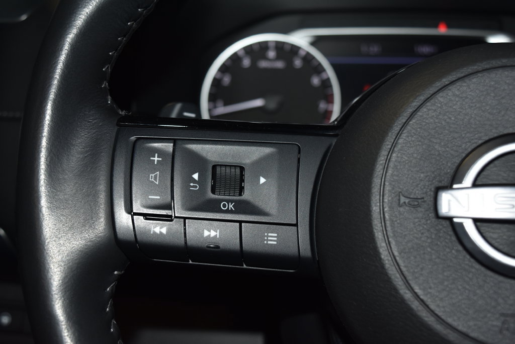 Used 2025 Nissan Pathfinder SL AWD/4WD image 7