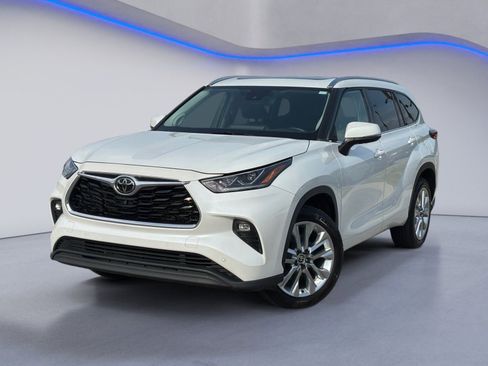 Used 2022 Toyota Highlander Limited FWD image 2