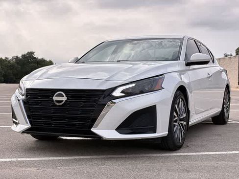 Used 2023 Nissan Altima 2.5 SV FWD image 11