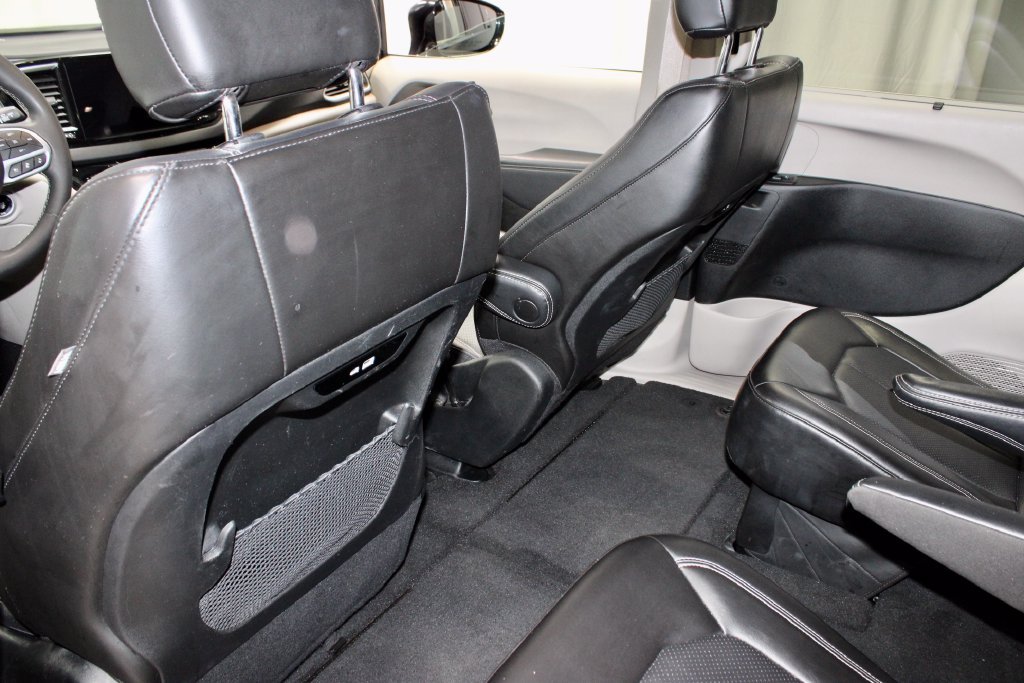 Used 2024 Chrysler Pacifica Touring-L FWD image 21