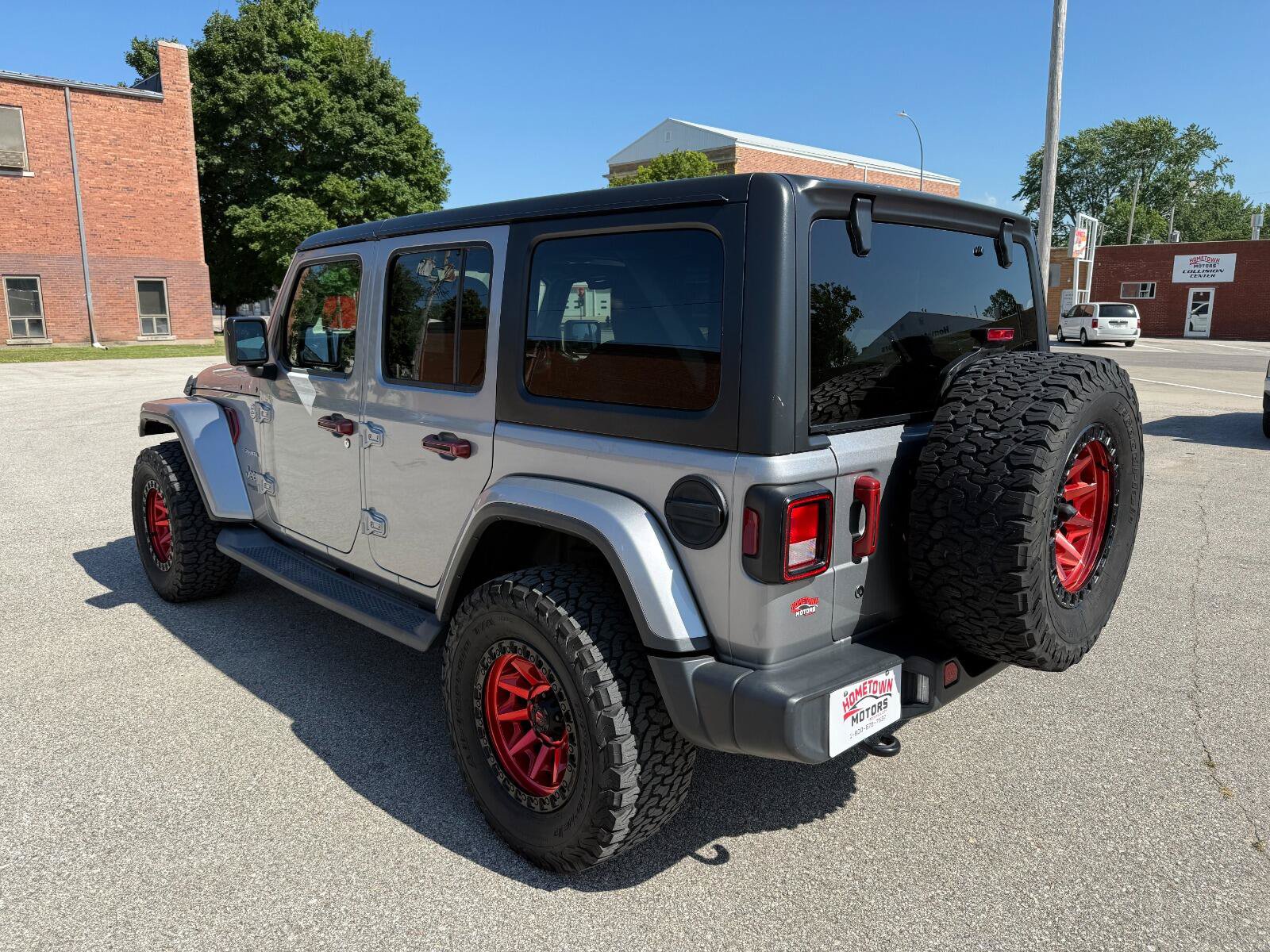 Used 2018 Jeep Wrangler Unlimited Sahara w/ Dual Top Group AWD/4WD image 7