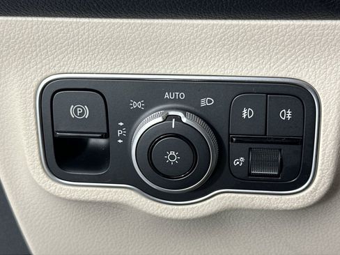 Used 2025 Mercedes-Benz GLB 250 image 21