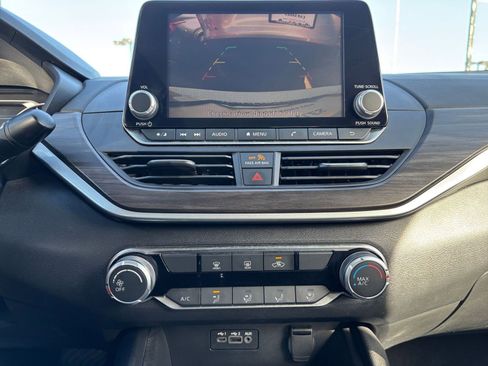 Used 2025 Nissan Altima 2.5 SV image 17