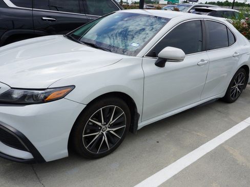 Used 2022 Toyota Camry SE FWD image 5
