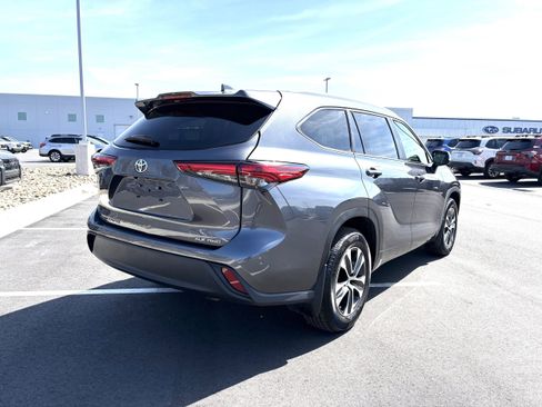 Used 2023 Toyota Highlander XLE image 18