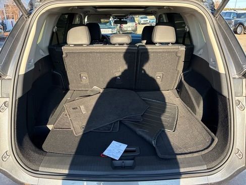 Used 2025 Nissan Rogue SV w/ SV Premium Package image 7