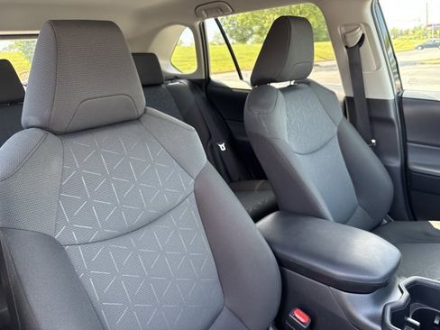 Used 2025 Toyota RAV4 XLE FWD image 23