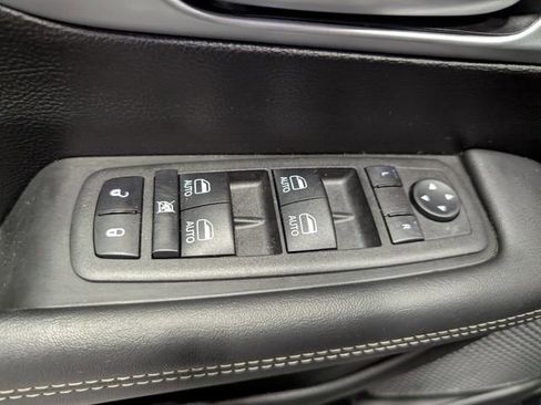 Used 2023 Chrysler Pacifica Touring-L w/ Uconnect Theater Family Group FWD image 14