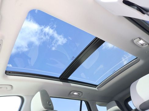 Used 2022 GMC Terrain SLE w/ Driver Convenience Package image 24