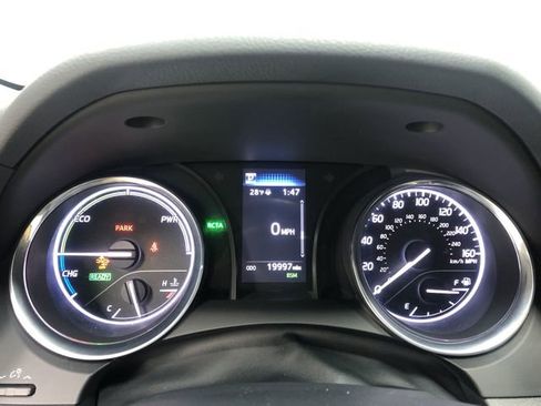 Used 2020 Toyota Camry SE w/ Sunroof Package image 18