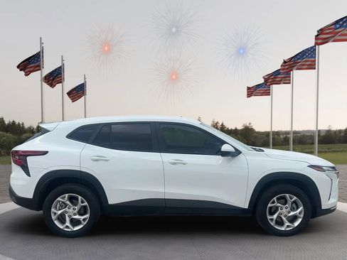 Used 2025 Chevrolet Trax LS w/ LS Convenience Package FWD image 8