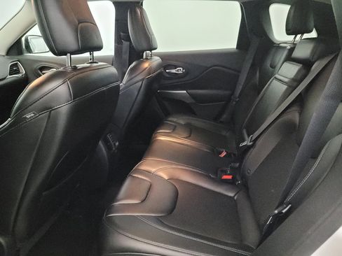 Used 2019 Jeep Cherokee Latitude Plus w/ Cold Weather Group AWD/4WD image 18