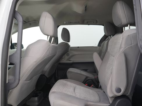 Used 2022 Toyota Sienna LE FWD image 19
