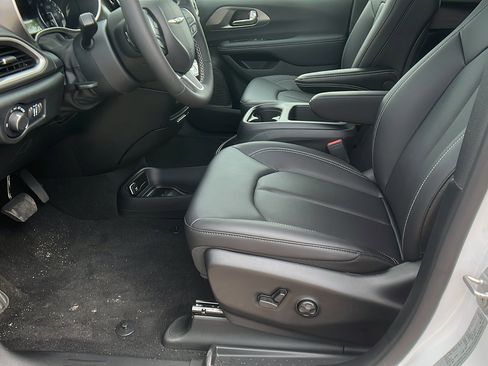 New 2026 Chrysler Voyager LX image 17