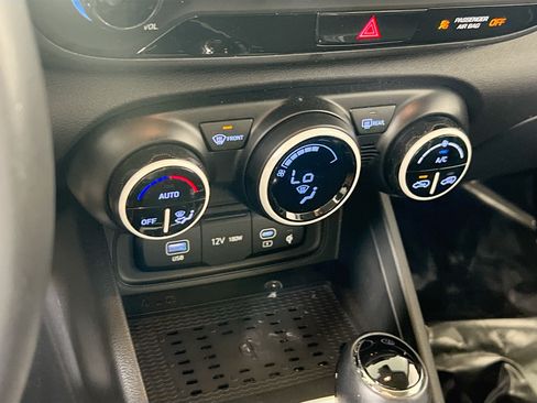 Used 2023 Hyundai Venue Limited FWD image 15