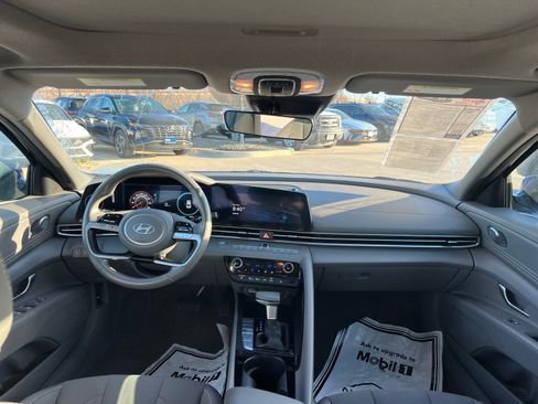 Certified 2025 Hyundai Elantra SEL image 20