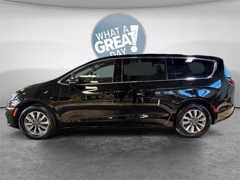 Used 2025 Chrysler Pacifica Select w/ Uconnect Theater Family Group image 7