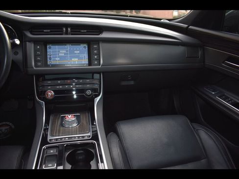 Used 2016 Jaguar XF S image 29