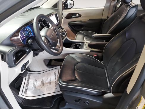 Used 2023 Chrysler Pacifica Limited FWD image 23
