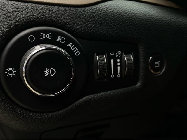 Used 2018 Jeep Cherokee Limited AWD/4WD image 23