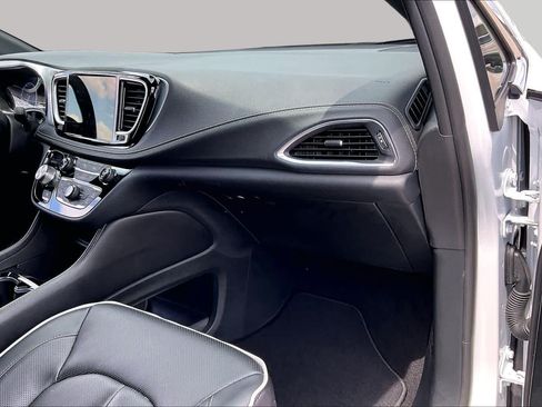 Used 2026 Chrysler Pacifica Limited FWD image 19
