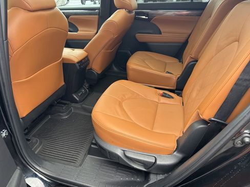 Used 2024 Toyota Highlander Platinum AWD/4WD image 18