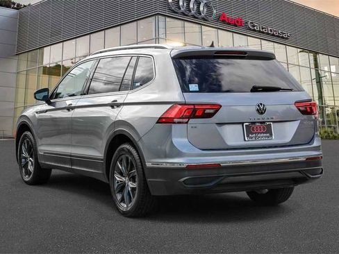 Used 2022 Volkswagen Tiguan SE w/ Panoramic Sunroof Package image 2