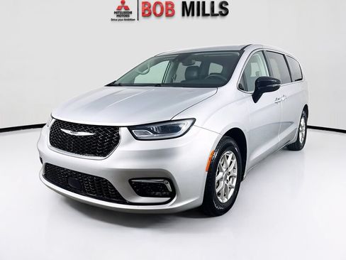 Used 2024 Chrysler Pacifica Touring-L FWD image 3