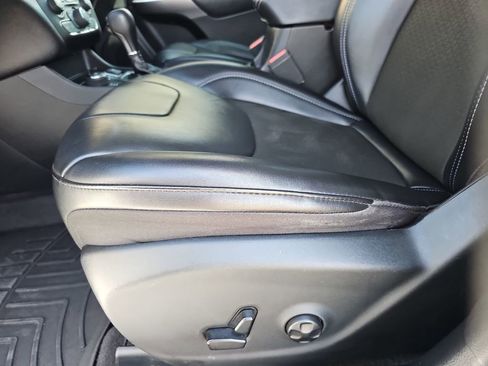Used 2020 Jeep Cherokee Latitude Plus AWD/4WD image 17
