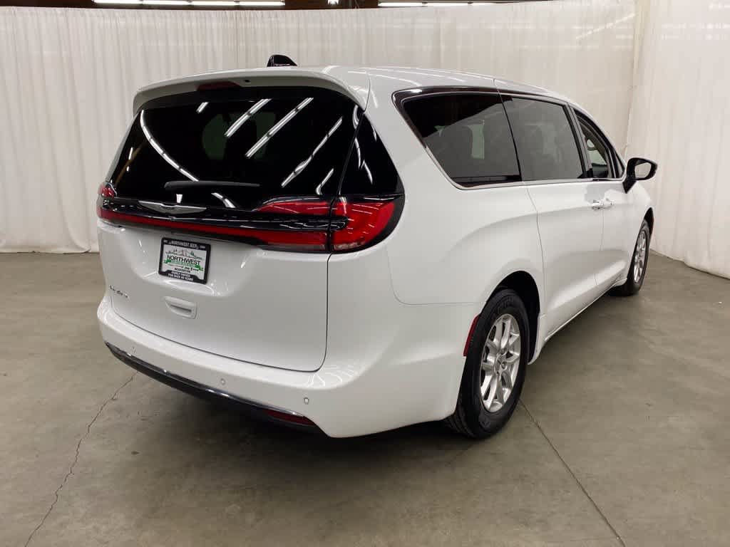 Used 2024 Chrysler Pacifica Touring-L FWD image 6