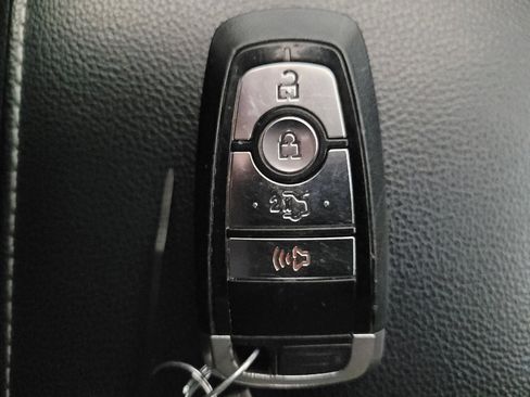 Used 2018 Ford Fusion SE w/ Fusion SE Technology Package FWD image 32